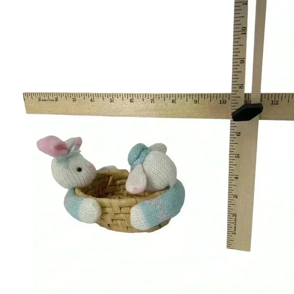 VINTAGE EASTER RATTAN WEAVED BASKET PLUSH KNIT BUNNIES HOLDING BASKET 6” - Picture 10 of 14